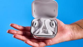 Tozo OpenEgo Open-Ear Wireless-Kopfhörer vor blauem Hintergrund