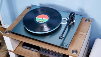 Der Rega Planar 3 RS Plattenspieler auf einem modernen TV-Board