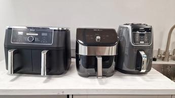 Três fritadeiras elétricas lado a lado em uma bancada de cozinha