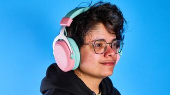 Ett rosa och turkost Cooler Master CH351 trådlöst gaming-headset på en vit bakgrund