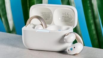 Soundcore AeroClip Open-Ear-Ohrhörer in Champagnernebel vor blauem Hintergrund