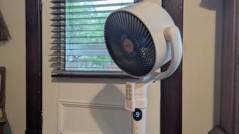 Ventilador Dreo TurboPoly 508S colocado en una sala moderna para reseña en el hogar