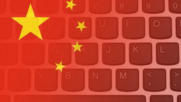 Kinesisk flagga över ett laptop-tangentbord som symboliserar Kina och teknik