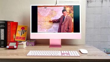Apple iMac M4 på ett skrivbord visar Twin Peaks-recension