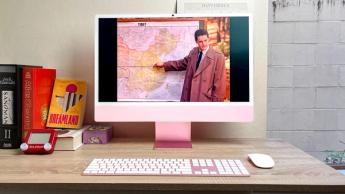 책상 위에 놓인 Apple iMac M4 리뷰 유닛이 게임 트윈 피크스를 보여주고 있습니다.