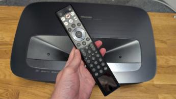 Ультракороткофокусный проектор Hisense PL2 на деревянной стойке для AV-аппаратуры с пультом дистанционного управления