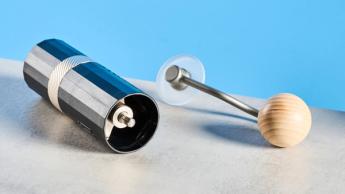 Moedor de café manual 1Zpresso Q Air em fundo azul