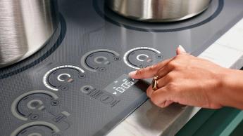 Placa de inducción eléctrica Café de 76 cm modelo CHP95302MSS instalada en una cocina moderna