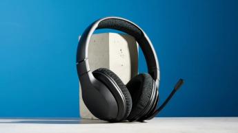 Ein schwarzes kabelloses Belkin SoundForm Adapt Headset vor weißem Hintergrund
