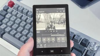 Celular minimalista exibindo interface de edição de vídeo no Adobe Premiere Rush
