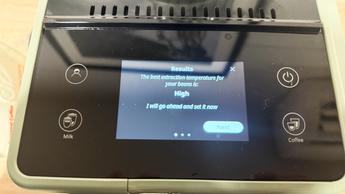 the screen of the delonghi rivelia showing a pop up noting that the best extraction temperature is high