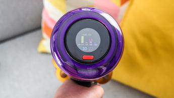 Pantalla digital en primer plano de la aspiradora Dyson V12 Detect Slim