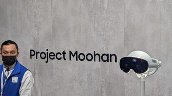 Prototypen av Project Moohan visas upp på Galaxy Unpacked 2025-evenemanget