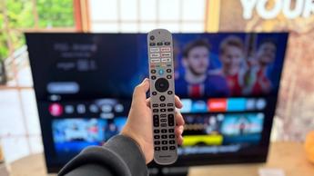 OLED-телевизор Panasonic Z90B на деревянном столе