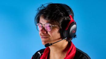 Ett svart och rött trådlöst HyperX Cloud III S gaming-headset med vadderade öronkåpor