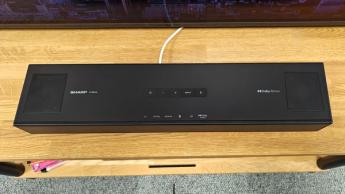 Саундбар Sharp HT-SB700 с поддержкой Dolby Atmos, установленный на деревянной стойке для аудио/видео, вид сверху