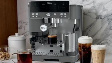 A máquina de espresso Ninja Luxe Cafe em cinza chumbo cercada por bebidas à base de café