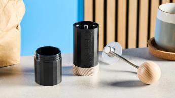 Moedor de café manual 1Zpresso Q Air sobre um fundo azul