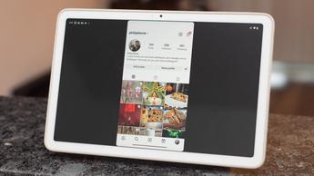 Google Pixel Tablet placerad på sin högtalarbas