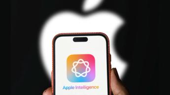 Logótipo da Apple Intelligence apresentado num iPhone, com o logótipo da Apple em segundo plano