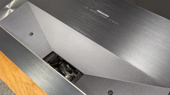 Крупный план объектива ультракороткофокусного проектора Hisense PX3