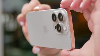 iPhone 16 Pro mostrado siendo sostenido en mano
