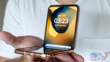 Primer plano del smartphone plegable Motorola Razr Plus 2025