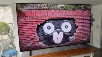 98-дюймовый телевизор TCL 98C7K с изображением яркого граффити в виде мультяшного животного