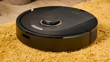 Robot aspiradora Roborock Q5 Pro Plus limpiando una alfombra en la sala