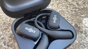 Shokz OpenFit trådløse hovedtelefoner med luftledning på hvid baggrund