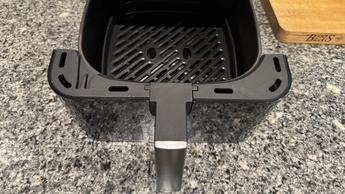 Freidora de aire Midea MAD53109APK de 5.5 litros con cajón abierto sobre la encimera de la cocina