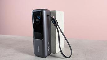 Anker laptop-powerbank, der viser 16 procent batteri på skærmen i trekvart vinkel