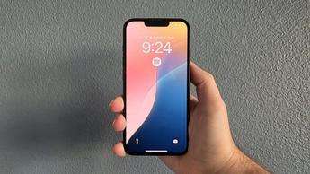 Startskärmsvisning på en iPhone 16e-smartphone som visar appikoner