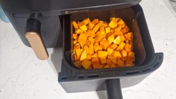 Fritadeira elétrica Philips série 3000 com dois cestos sobre a bancada da cozinha