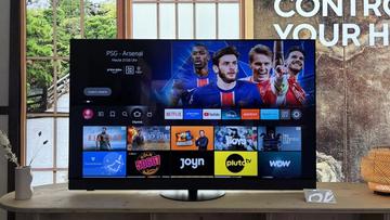 OLED-телевизор Panasonic Z90B на деревянном столике