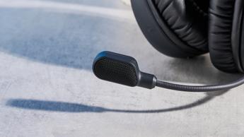 Ett svart och rött HyperX Cloud III S Wireless gaming-headset mot en vit bakgrund