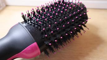 Acercamiento a las cerdas de un cepillo para el cabello Revlon Pro