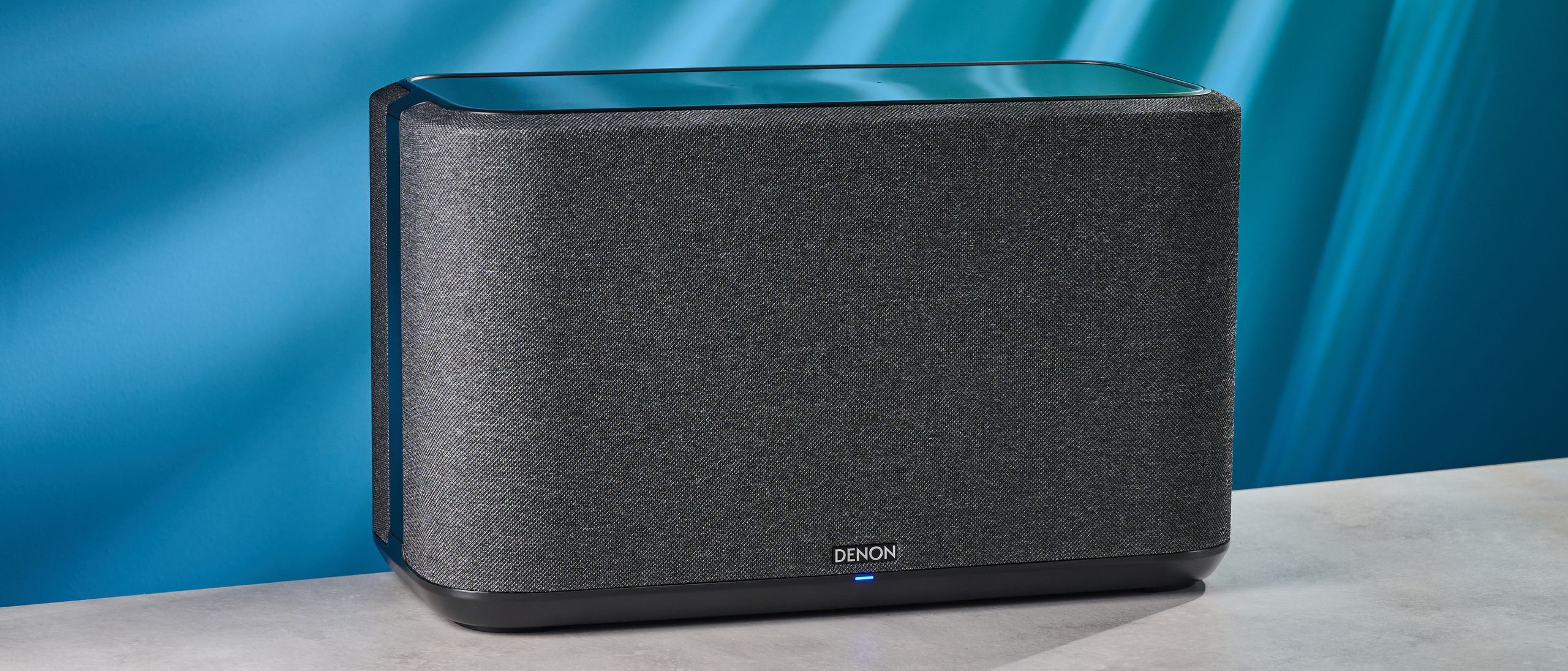 Ein Denon Home 350 kabelloser Smart-Lautsprecher