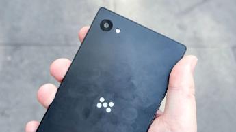 Parte traseira do celular minimalista mostrando marcas de digitais visíveis