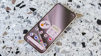 Tampilan dekat layar smartphone Google Pixel 10 Pro XL