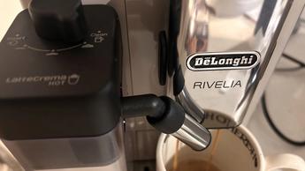 Cafetera De'Longhi Rivelia preparando espresso fresco