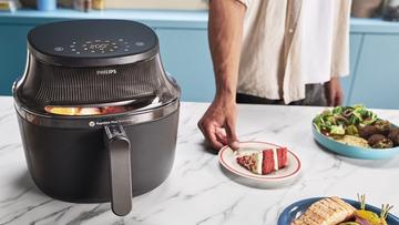 Friggitrice ad aria Philips 3000 con cestello singolo su un piano cucina