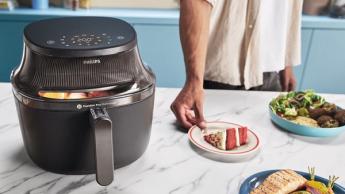 Fritadeira elétrica Philips série 3000 com cesto único sobre a bancada da cozinha