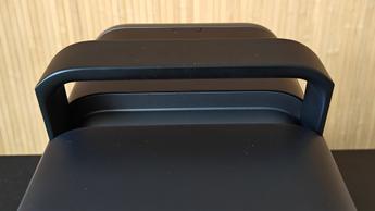 Крупный план домашнего проектора Nebula X1 с акцентом на верхнюю ручку для переноски