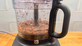 Procesador de alimentos Kenwood Multipro Onetouch rallando chocolate