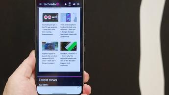 En person holder en CMF Phone 2 Pro, som viser TechRadars hjemmeside