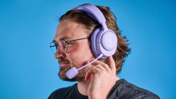 クッション付きイヤーカップを備えたラベンダーカラーのSteelSeries Arctis Nova 3 ワイヤレスゲーミングヘッドセット