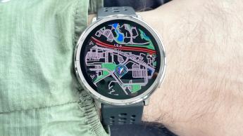Nærbillede af Amazfit Active 2-smarturet på en persons håndled, der viser kortfunktionen