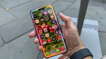 Apple iPhone 16 Pro Max-recension med närbild på smarttelefonen