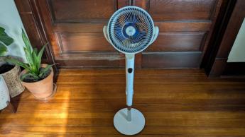 Ventilador Dreo TurboPoly 508S colocado en una sala durante una reseña de producto